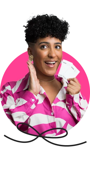 Nath Finanças sorrindo, segurando dois cartões de crédito da Noh, em foto de retrato circular com fundo rosa.